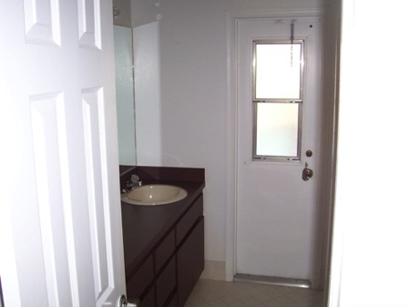 00398 Guest Bath.JPG